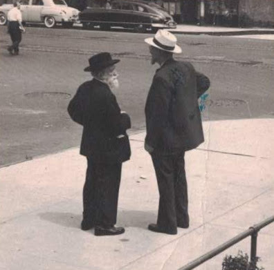 תמונה שמכילה בחוץ, לבוש, אדם, מכונית תוכן בינה מלאכותית גנרטיבית עשוי להיות שגוי.